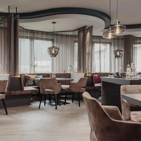 Kreuz 4* فوندس